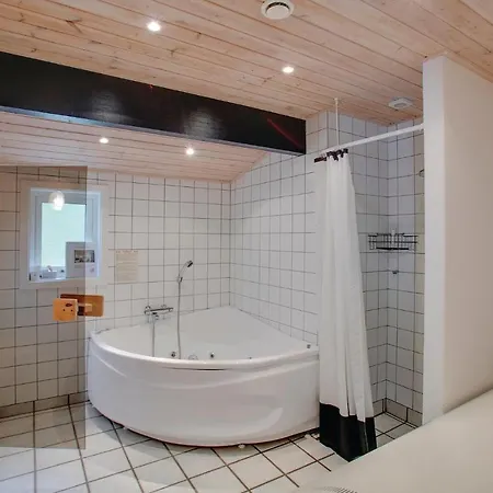 Four-bedroom In Nexo * Vester Somarken