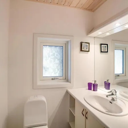 펜션 Four-bedroom In Nexo *