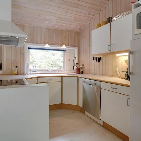 Four-bedroom In Nexo * Vester Somarken