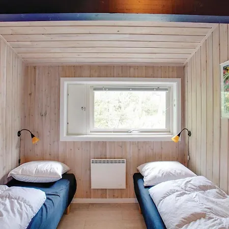 펜션 Four-bedroom In Nexo Vester Somarken